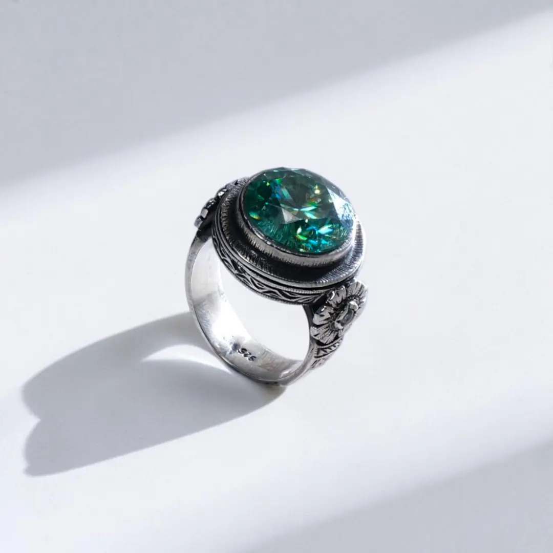 Zümrüt Yeşili Moissanite Çiçek Tezyinatlı Luxury Gümüş Yüzük