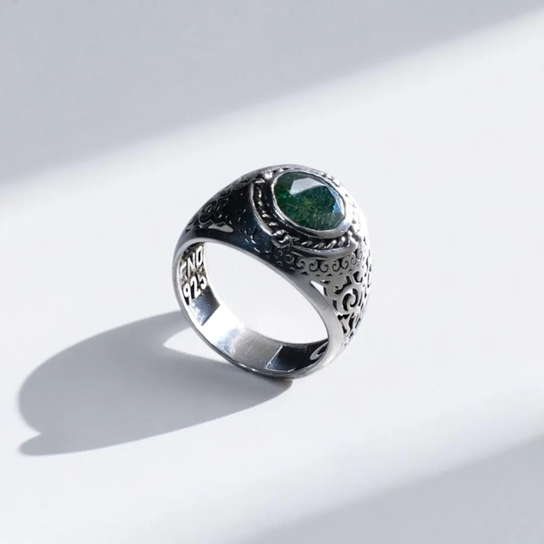 Zümrüt Yeşili Moissanite (Monzait) Kalemkar İşçilikli Luxury Gümüş Yüzük